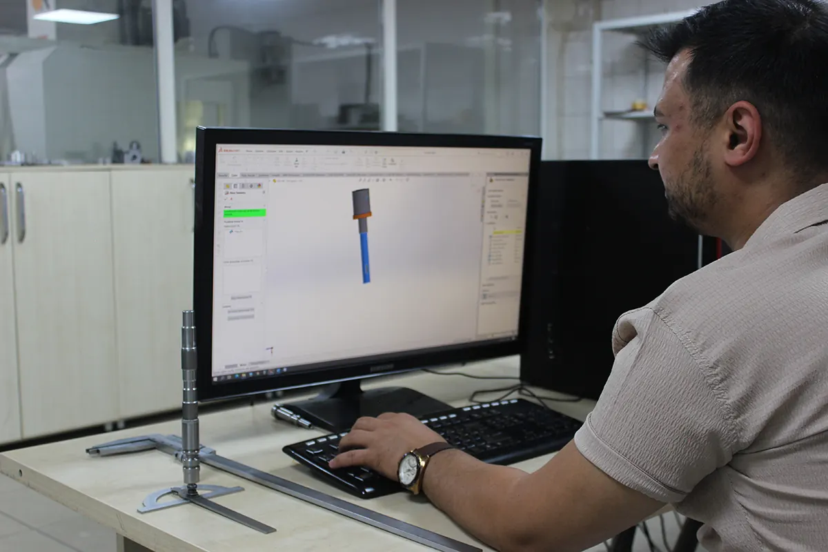 Teknik resim üzerinde çalışan mühendislik ekibi