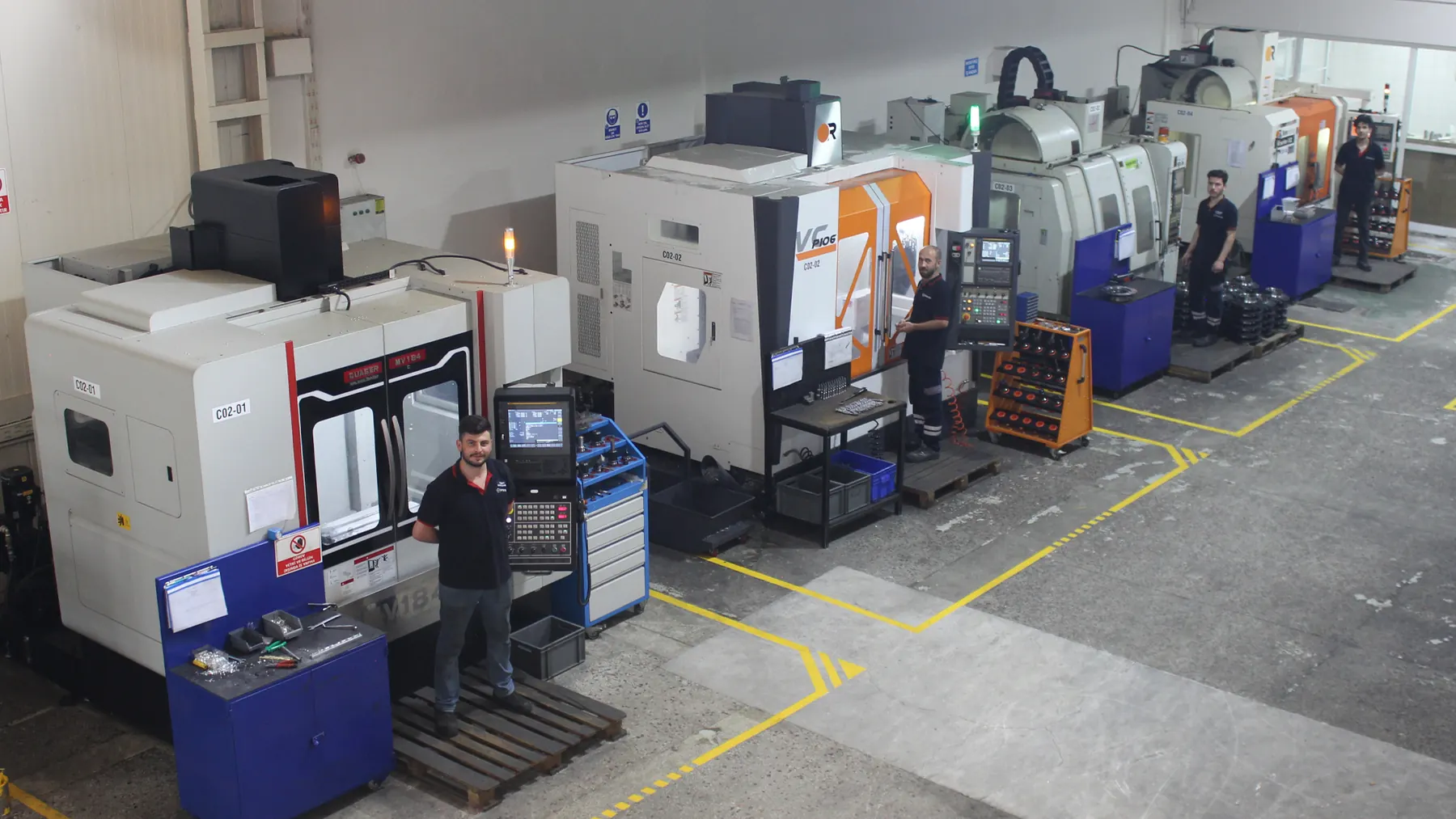 İNOVAXİS üretim salonunda CNC tezgâhlar ve operatörler